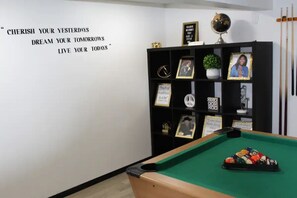 Games room - Cozy Modern✶1 BedroomBasementSuite✶With Pool Table (Newark)