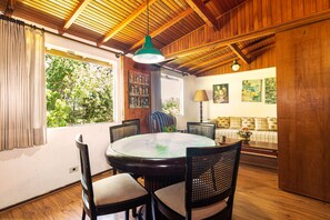 Casa familiar | Área de sala de estar | Televisión LED de 40 pulgadas con canales digitales y televisión 