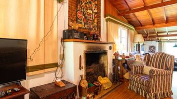 Nhà dành cho gia đình | Khu phòng khách | TV LED 40-inch có truyền hình kỹ thuật số, TV, lò sưởi