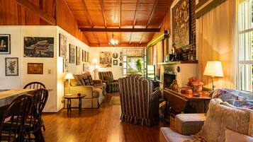 Nhà dành cho gia đình | Khu phòng khách | TV LED 40-inch có truyền hình kỹ thuật số, TV, lò sưởi