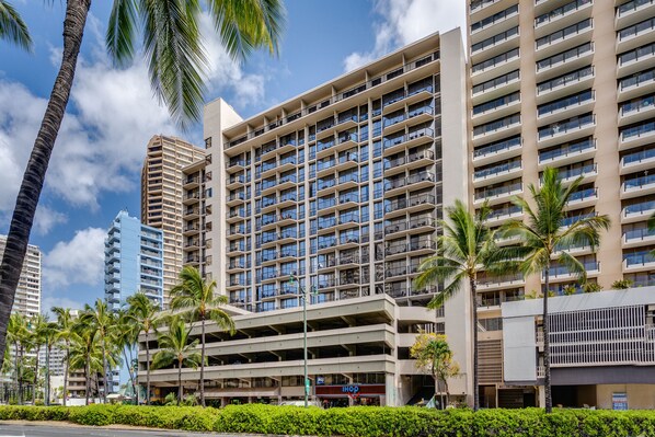 Exterior - Two comfy Queen beds at The palms Waikiki - Pool & Lanai (Honolulu)