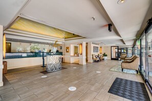 Lobby - Two comfy Queen beds at The palms Waikiki - Pool & Lanai (Honolulu)