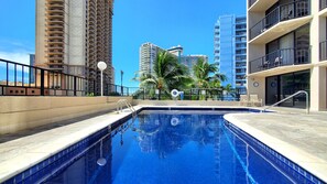 Outdoor pool - Two comfy Queen beds at The palms Waikiki - Pool & Lanai (Honolulu)
