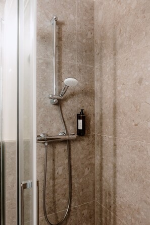 Regadera, amenidades de baño ecológicas, secadora de cabello, pantuflas 