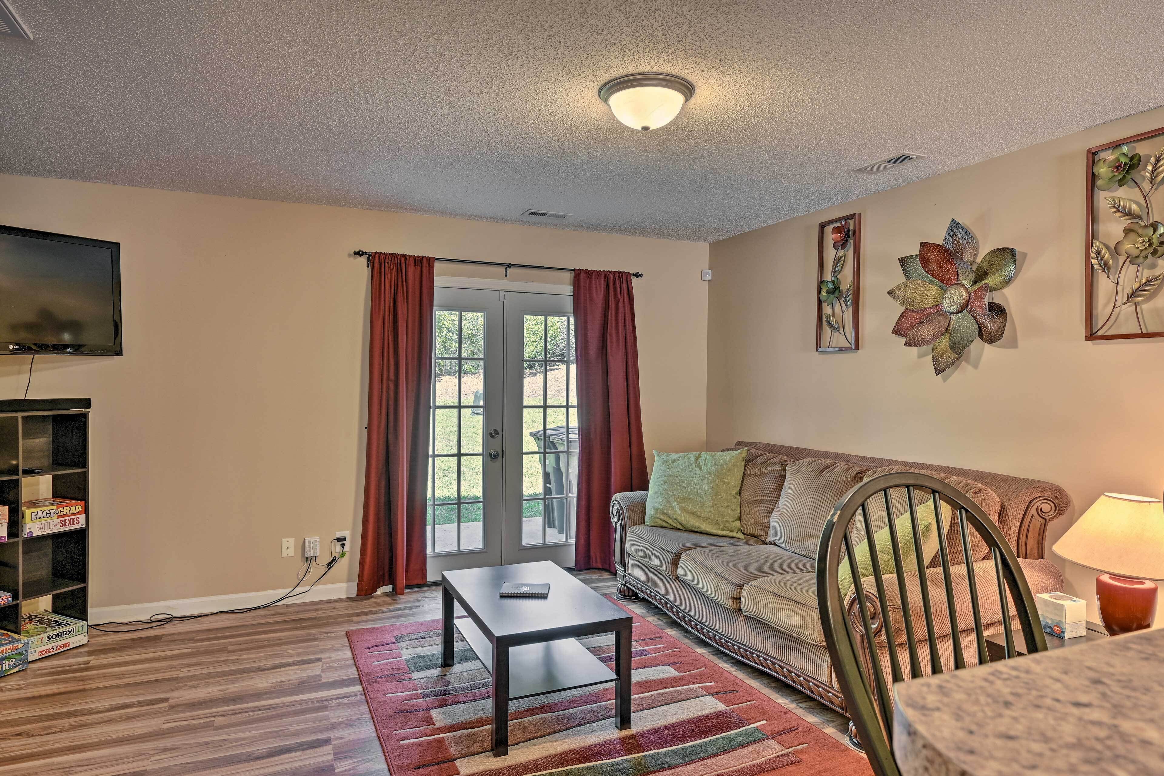 Cozy Greensboro Townhome ~ 7 Mi to UNC Campus