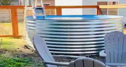 The Organic Modern- Oasis with Hot Tub and Pool