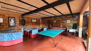 A billiards room with a pool table, seating area, and billiard tables. - Amazing and comfortable country house. Very close to the Rozo small town. (Palmira Rozo)