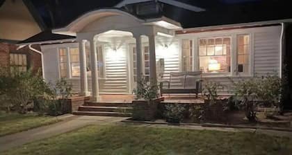 Craftsman fenced yard 🐕🐾 single car garage