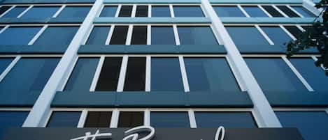 Een modern gebouw met een bord waarop 'the Pierside' staat.