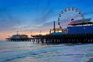 Beach volleyball, surfing - The Pierside (Santa Monica)