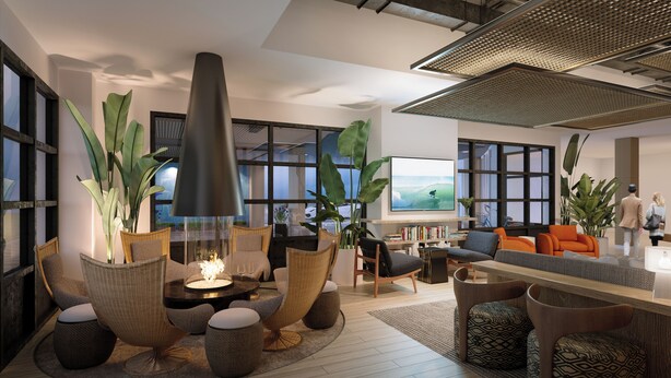 Een moderne woonkamer met een open haard, comfortabele zithoek, grote ramen en een boekenkast.