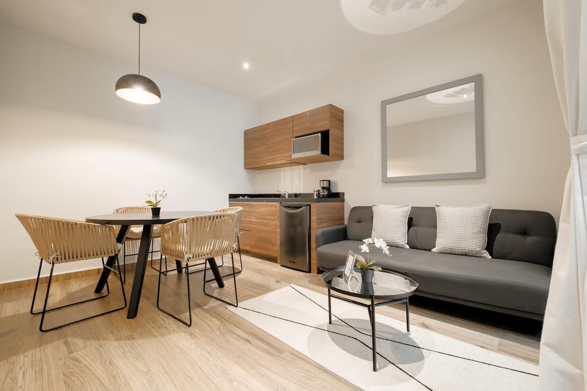 Departamento | Área de sala de estar | Smart TV de 43 pulgadas con canales vía satélite, televisión y Netflix
