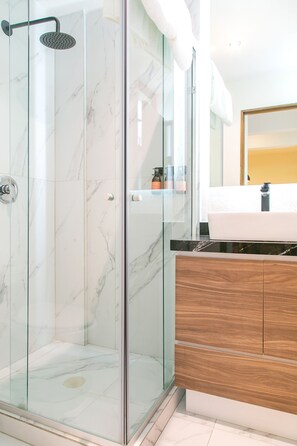 Apartment | Badezimmer | Dusche, Regendusche, umweltfreundliche Kosmetikartikel, Haartrockner