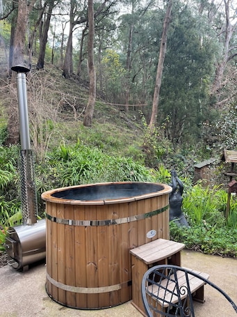 Outdoor spa tub. Beautiful Spacious Apartment Set Amongst Botanical Gardens with a Spa