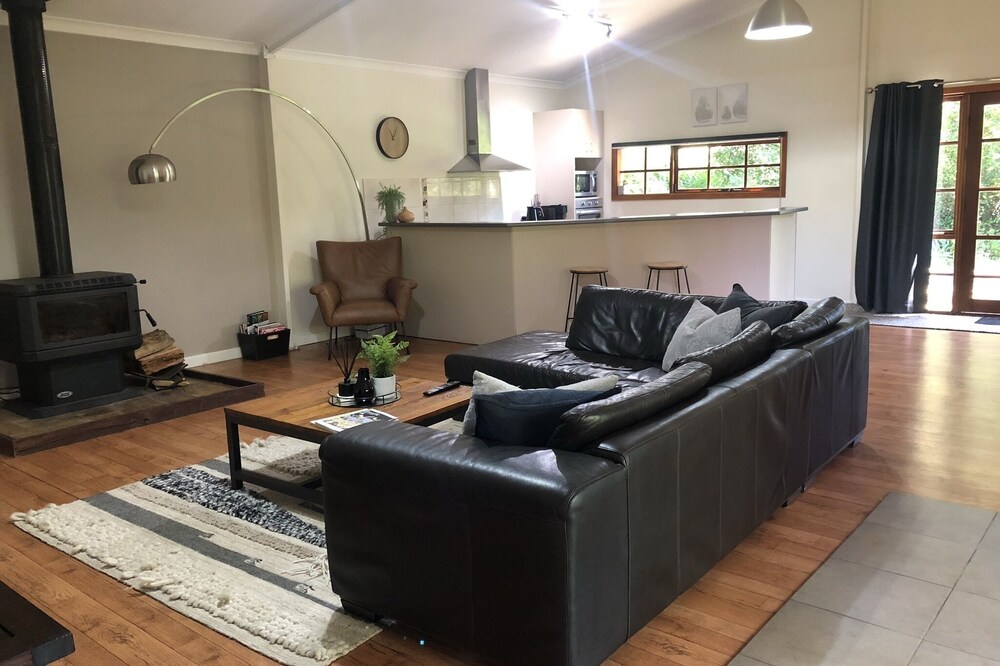 Beautiful Spacious Apartment Set Amongst Botanical Gardens with a Spa