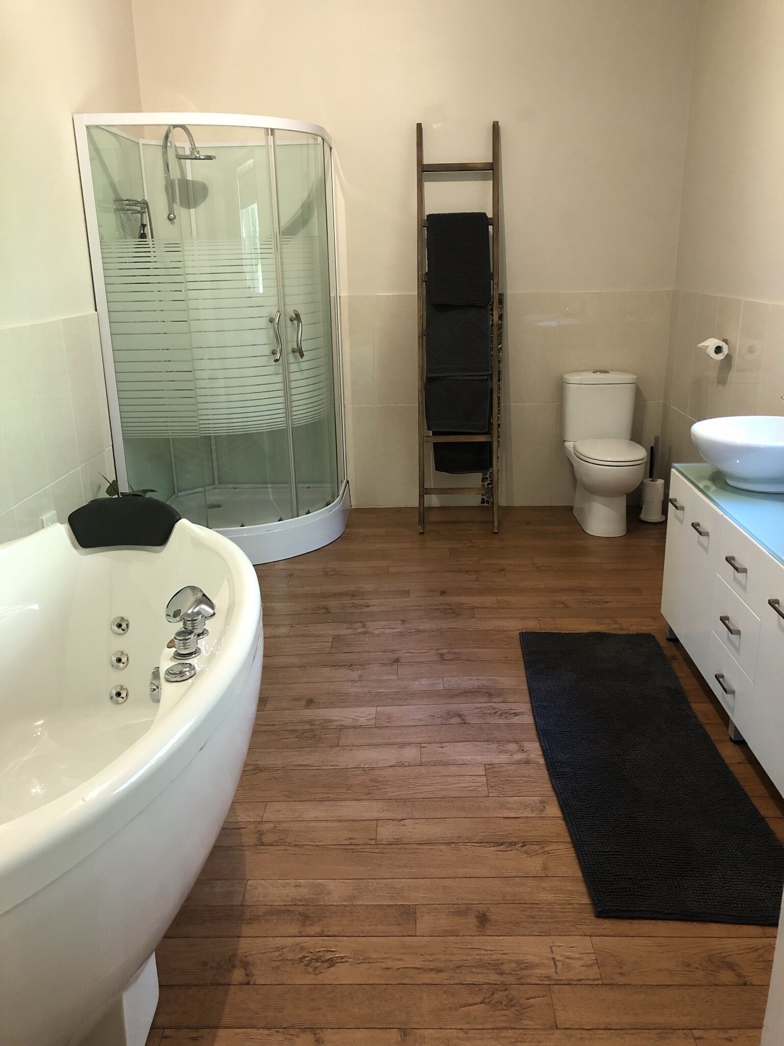 Beautiful Spacious Apartment Set Amongst Botanical Gardens with a Spa