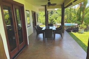 Outdoor dining - NEW! 3/BR Coffee Estate with Hot Tub and Ocean View in Kona town (Kailua Kona)