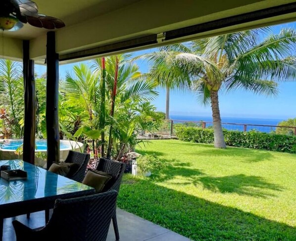 Outdoor dining - NEW! 3/BR Coffee Estate with Hot Tub and Ocean View in Kona town (Kailua Kona)