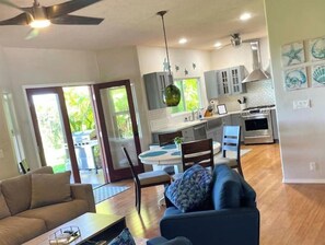 Smart TV - NEW! 3/BR Coffee Estate with Hot Tub and Ocean View in Kona town (Kailua Kona)