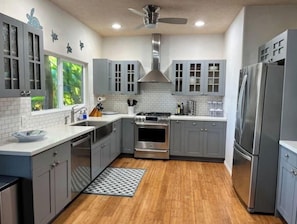 Fridge, microwave, oven, stovetop - NEW! 3/BR Coffee Estate with Hot Tub and Ocean View in Kona town (Kailua Kona)