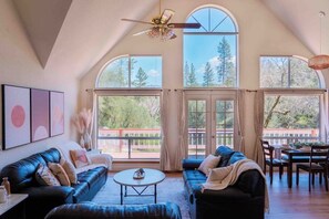TV, fireplace, Netflix, streaming services - Secluded Modern House | Gazebo, Pet, BBQ, Mtn View (Oakhurst)