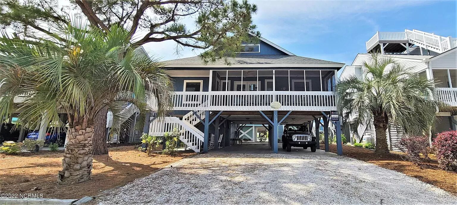 Cute 4 bed bungalow on Sunset Beach - a short walk to the beach.