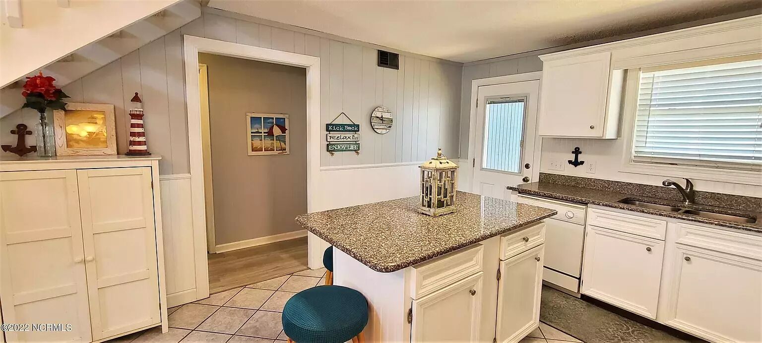 Cute 4 bed bungalow on Sunset Beach - a short walk to the beach.