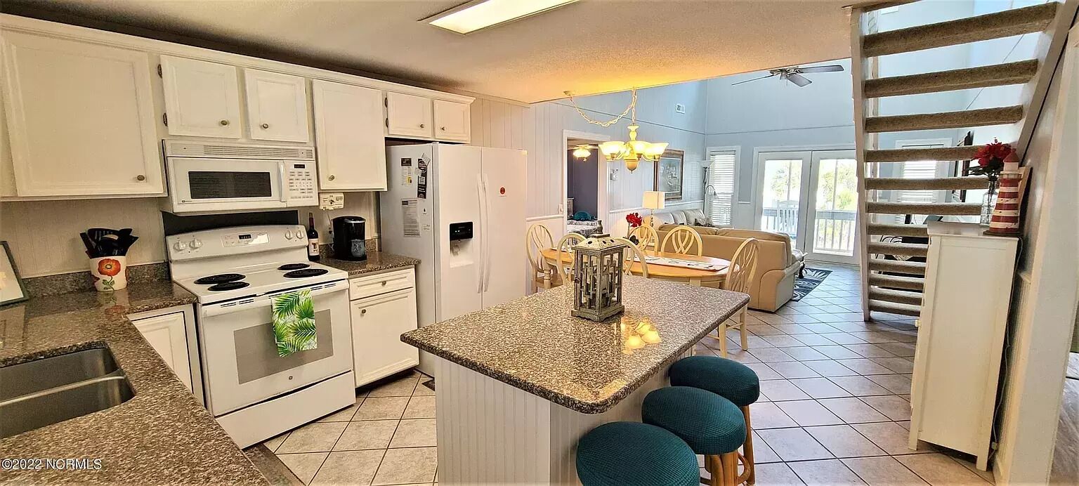 Cute 4 bed bungalow on Sunset Beach - a short walk to the beach.