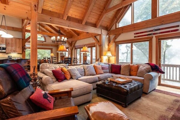 Téléviseur connecté, foyer, chaîne audio, écran d’ordinateur