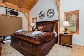 4 bedrooms, in-room safe, desk, iron/ironing board