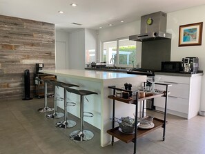 Fridge, microwave, oven, dishwasher - Palm Springs Gem (Palm Springs)