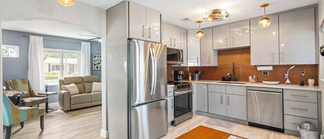 Réfrigérateur, micro-ondes, four, plaque de cuisson