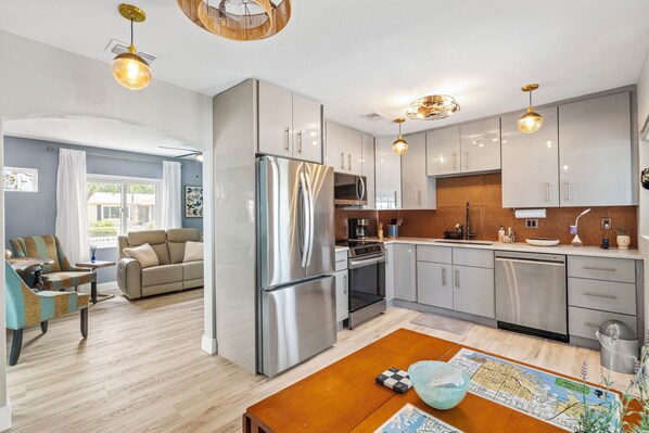 Kühlschrank, Mikrowelle, Ofen, Herdplatte