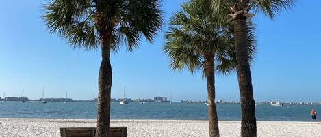 Sur la plage, chaise longue, serviettes de plage