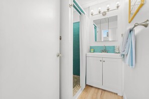 Ducha y bañera combinadas, secador de pelo, toallas y jabón