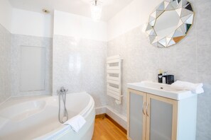Baignoire, sĂšche-cheveux, serviettes fournies