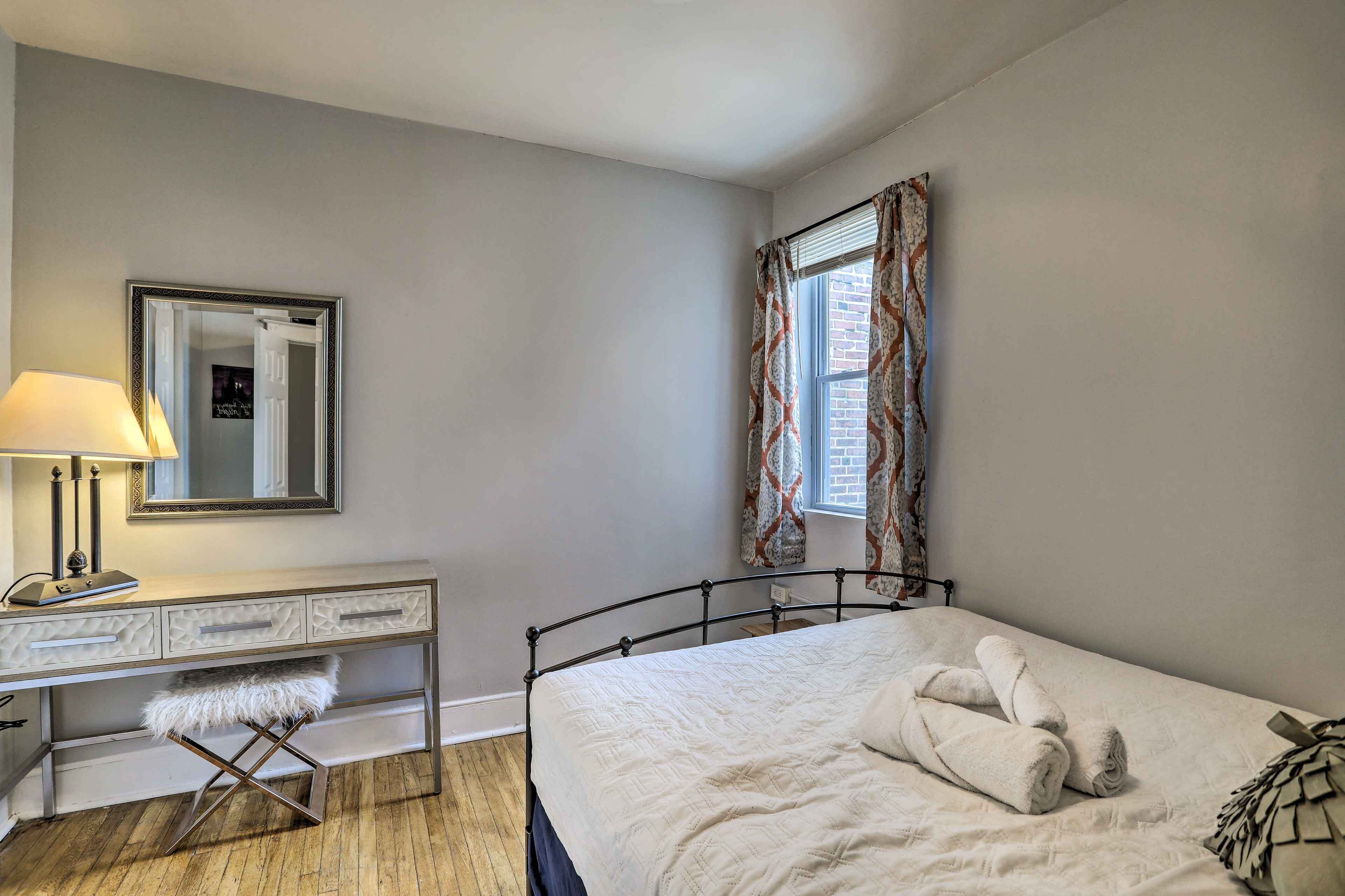 South Philly Townhome: 3 Mi to Center City