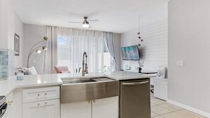 Fridge, microwave, oven, stovetop - 3bd/3bth, Private Pool & View, 5mi to Disney Parks (Kissimmee)