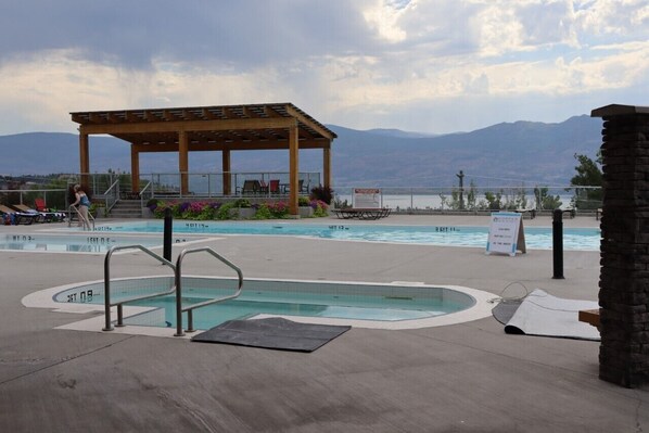 Una piscina al aire libre, una piscina climatizada