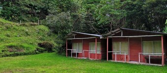 Millar de Aves Eco Cabin with mountain views and trails