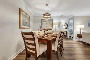 Dining - Perfect South Island Location! 4 Bikes included/Pool/Pickelball. Bring the Dog!  (St. Simons Island)