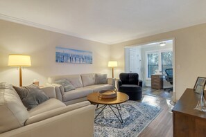 Smart TV, DVD player, foosball, books - Perfect South Island Location! 4 Bikes included/Pool/Pickelball. Bring the Dog!  (St. Simons Island)