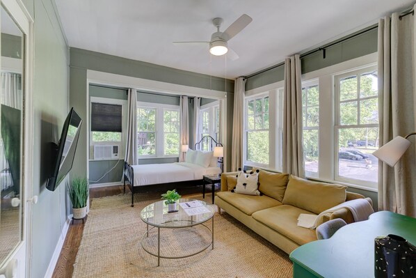 1 bedroom, desk, iron/ironing board, WiFi - Cheerful and Chic Upper Unit Close to Everything! (Memphis)