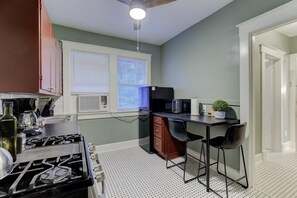 Private kitchen - Cheerful and Chic Upper Unit Close to Everything! (Memphis)