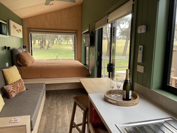 Deluxe Cabin | Individually decorated, iron/ironing board, free WiFi, bed sheets - Marlo Hideaway (Marlo)