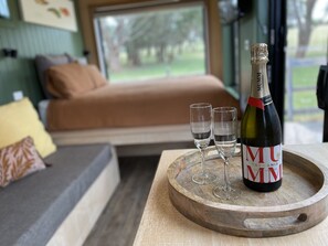 Deluxe Cabin | Individually decorated, iron/ironing board, free WiFi, bed sheets - Marlo Hideaway (Marlo)
