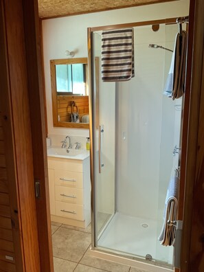 Deluxe Studio Suite, Multiple Beds, Kitchen, Garden View | Bathroom | Hair dryer, towels, soap, shampoo - Marlo Hideaway (Marlo)