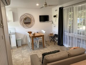 Studiosuite, flere senger, kjøkken, hageutsikt | Oppholdsområde | Leker