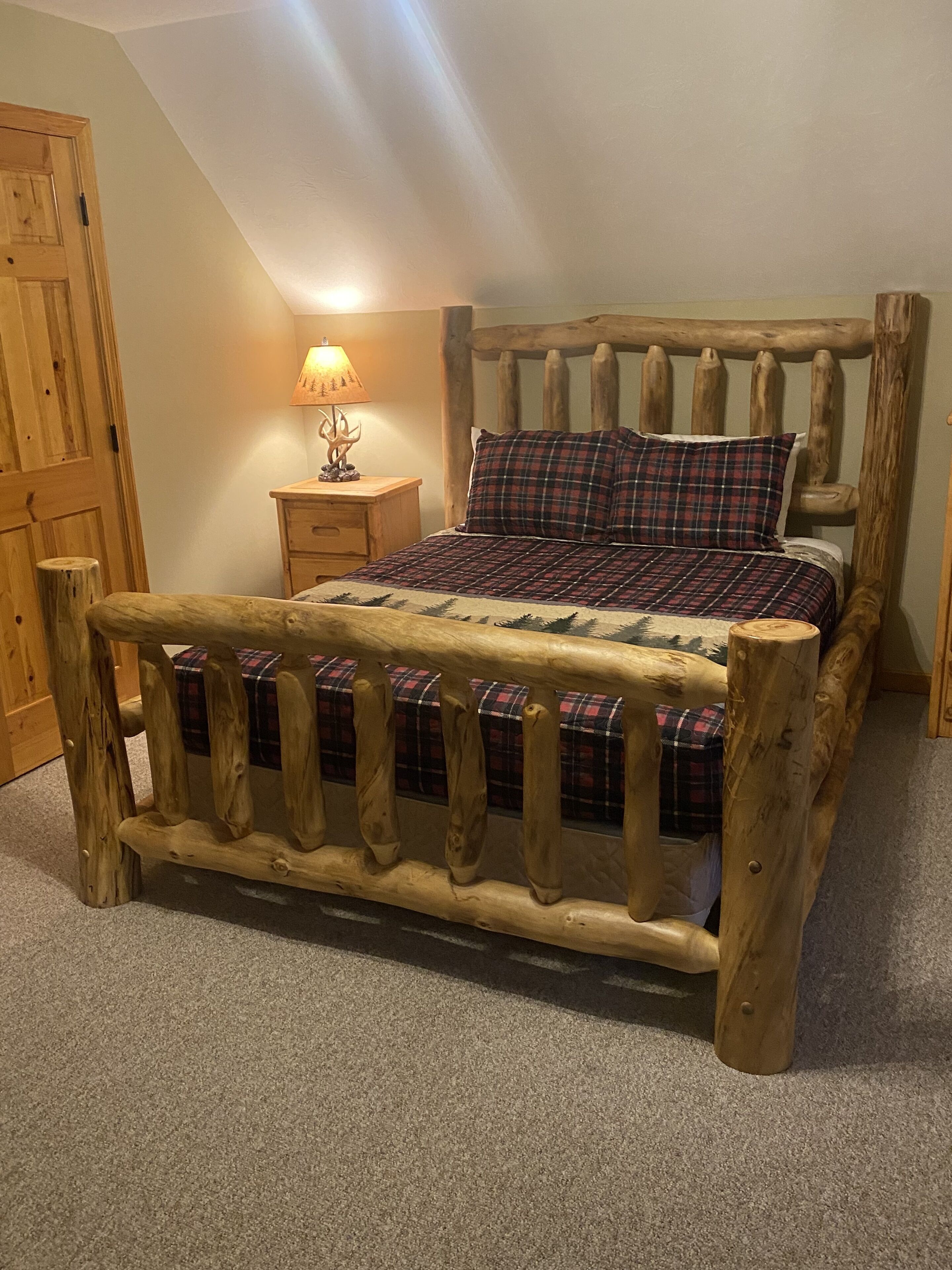 Beautiful cabin in the woods - stunning foliage and close to 3 mountains
