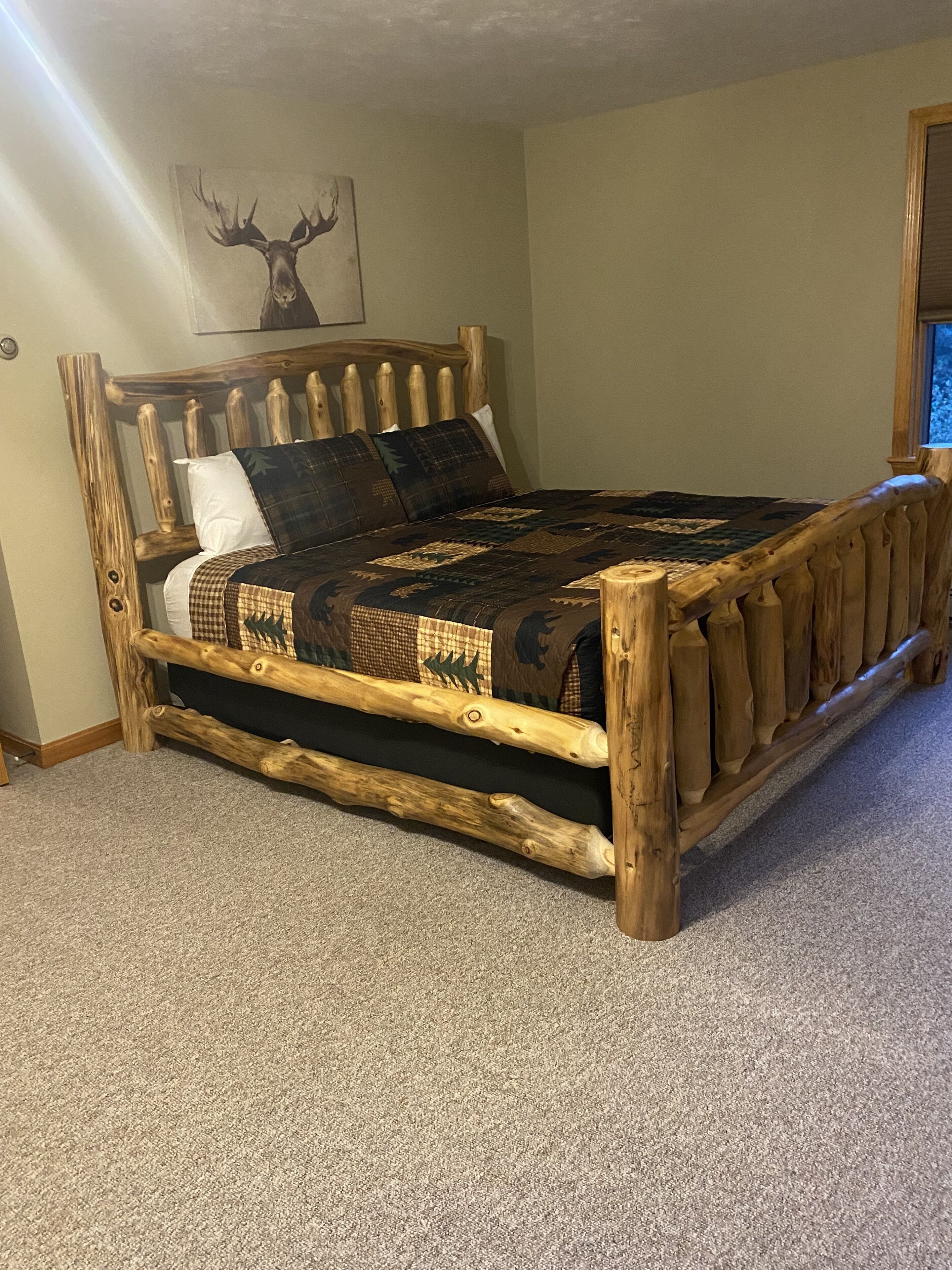 Beautiful cabin in the woods - stunning foliage and close to 3 mountains
